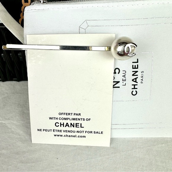 CHANEL beauty line gift set with #5 wristlet keychain and samples - Picture 5 of 9